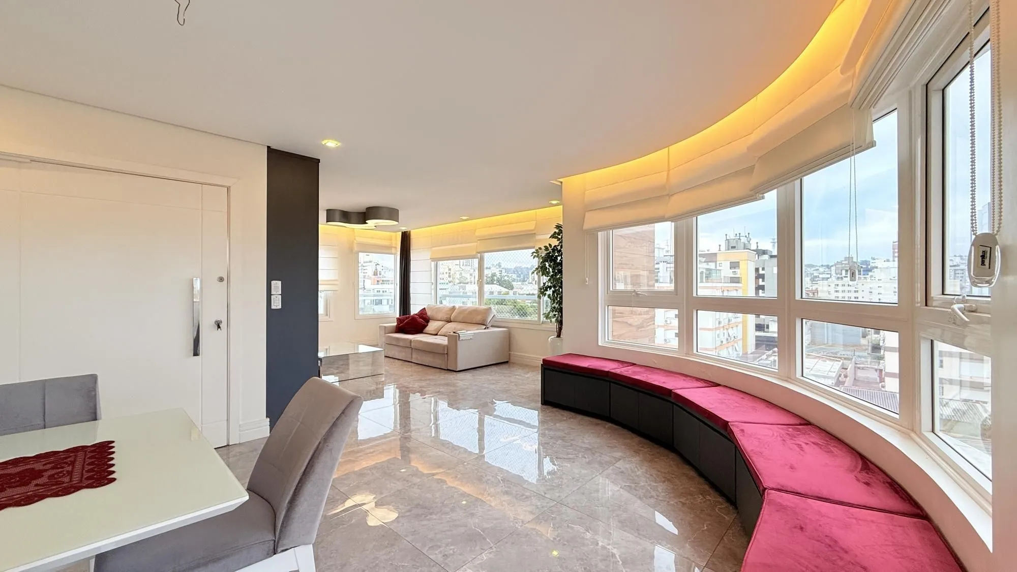 Imagem Excelente apartamento amplo com 2 dormitórios, 2 suítes mais dependência de empregada ou gabinete ou 3º dormitório