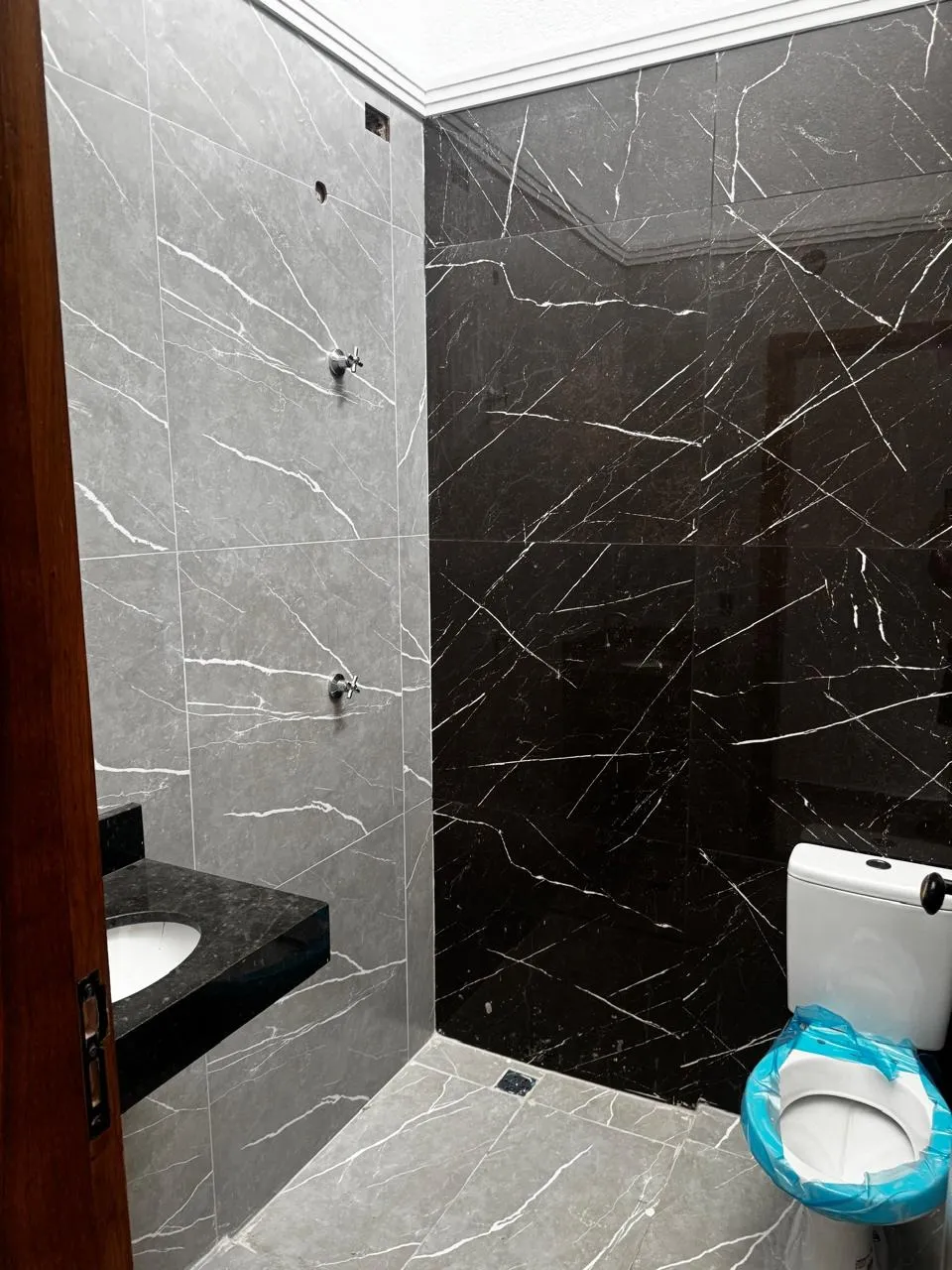 Imagem Casa nova, construída em 2025, 51,90 m² de área construída, 2 dormitórios, 1 banheiro, sala, cozinha, área de serviço e garagem para 1 carro e 1 noto.