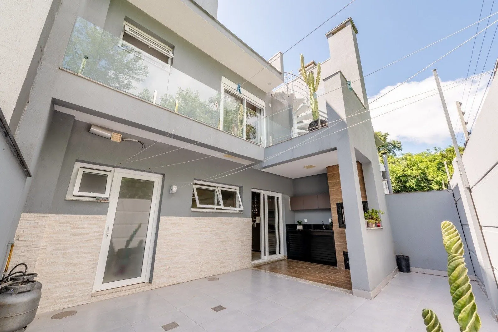 Imagem Casa em Condomínio com 228m² e 3 dormitórios, 1 suíte, 3 vagas no bairro Sarandi