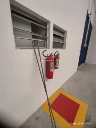 Imagem Galpão Comercial para Locação em Barueri-SP, Chácaras Marco: 2 banheiros, 4 vagas, 690m² de área!