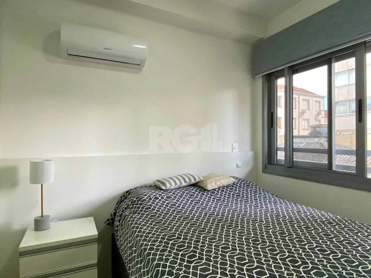 Imagem Apartamento em prédio premiado, totalmente montado, no miolo do Menino Deus