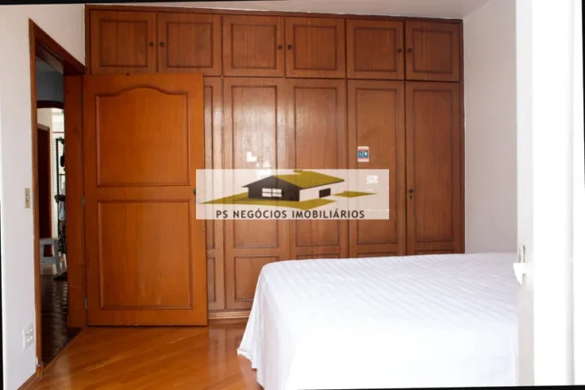 Imagem Sobrado para venda com 6 vagas