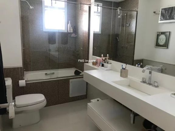 Imagem Imperdível! Apartamento de luxo com 3 suítes e 4 vagas na Vila Mariana, SP - 236m² de pura elegância. Agende sua visita agora!