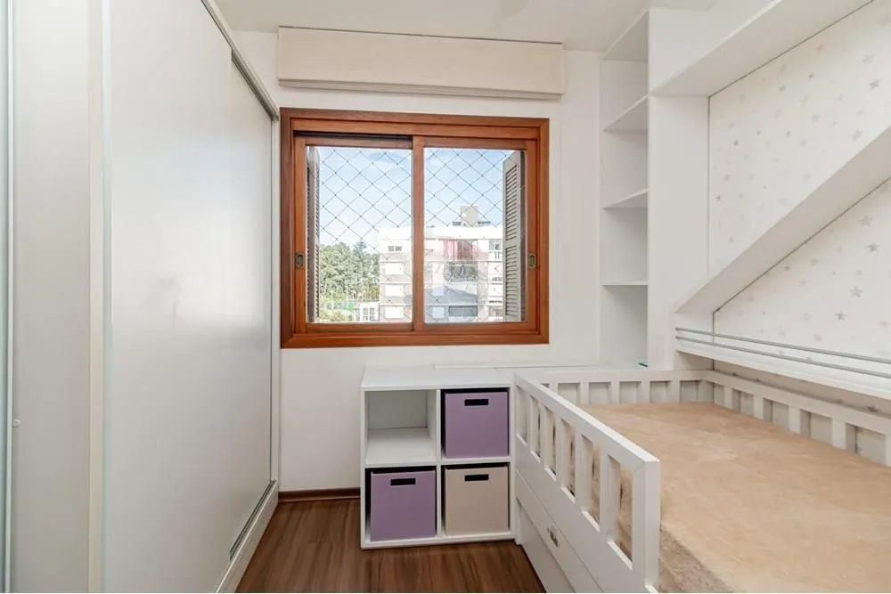 Imagem Apartamento com 3 dormitórios (sendo 1 suíte), 2 banheiros, lareira, churrasqueira e 2 vagas de garagem.