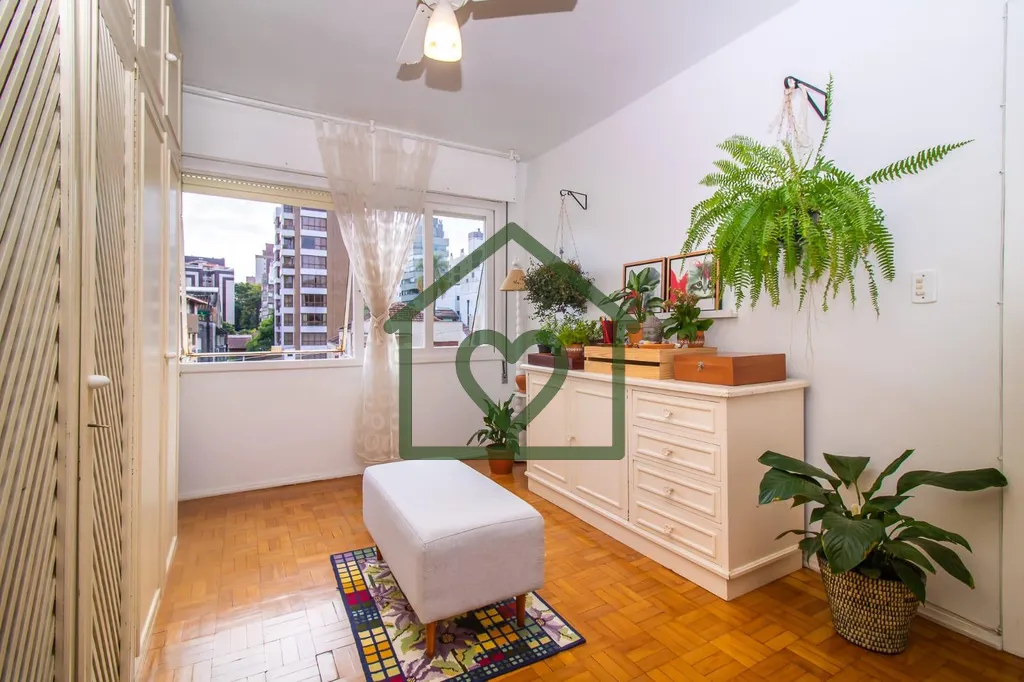 Imagem No Bairro Rio Branco , Apartamento de 02 dormitórios na Rua Vasco da Gama, próximo ao Zaffari Cabr...