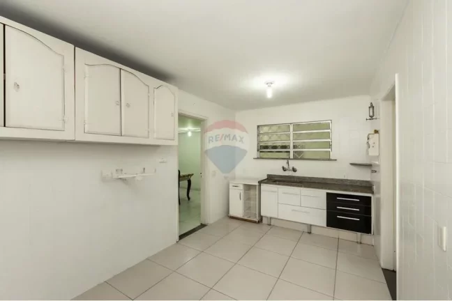 Imagem Casa bem localizada no jardim prudência com 3 Dormitórios,2 Banheiros, Sala com piso frio, Cozinha, corredor lateral, 2 vagas de garagem,