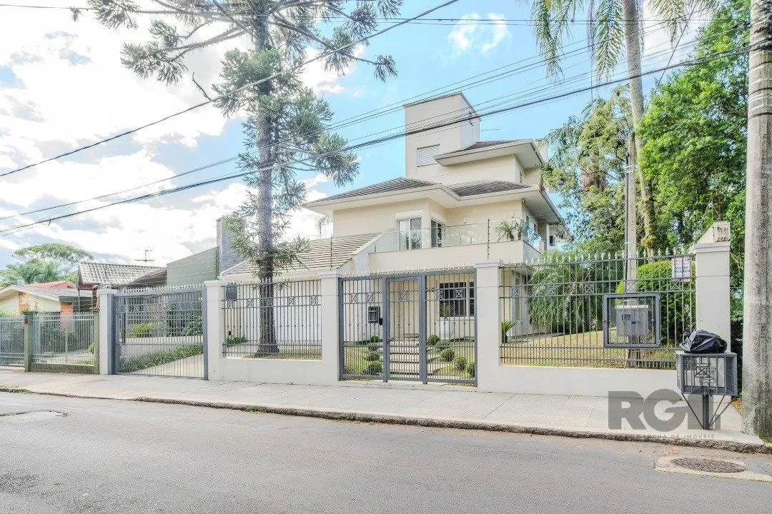 Imagem Casa semimobiliada e possui 3 suítes (sendo 1 delas master com closet e hidro)