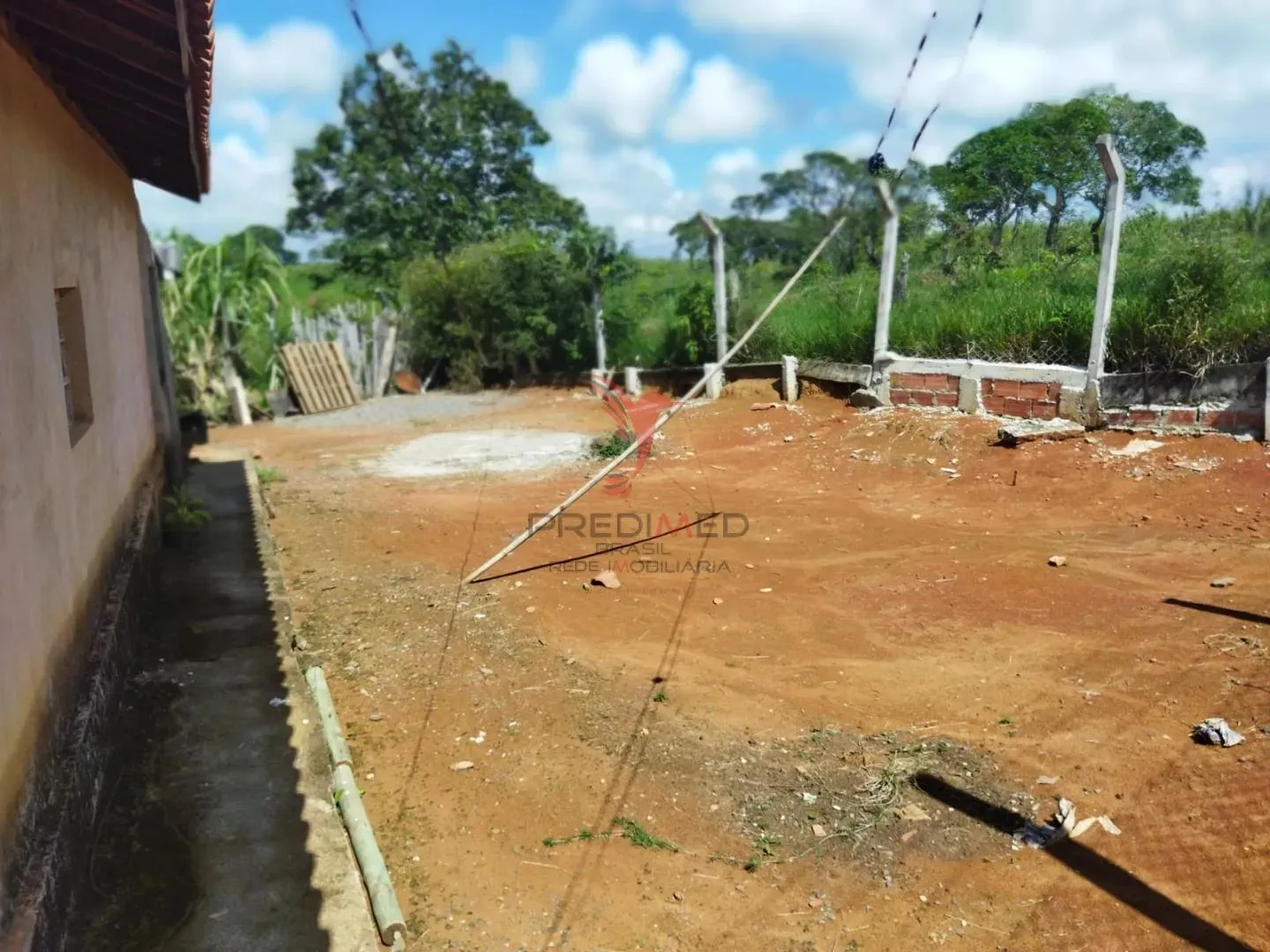 Imagem São 1.000 m2 de terreno com casa pequena