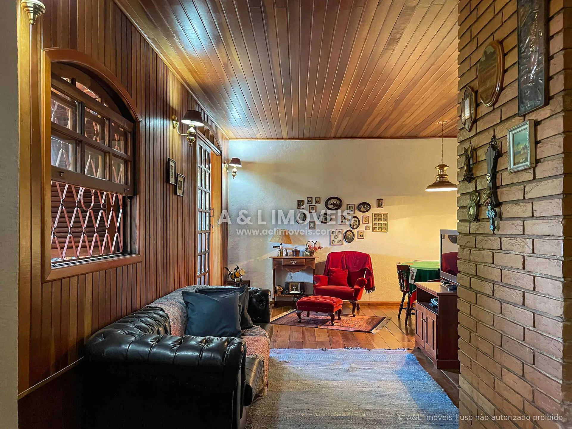 Imagem Casa térrea 3 dorms em Campos do Jordão com lareira de face dupla