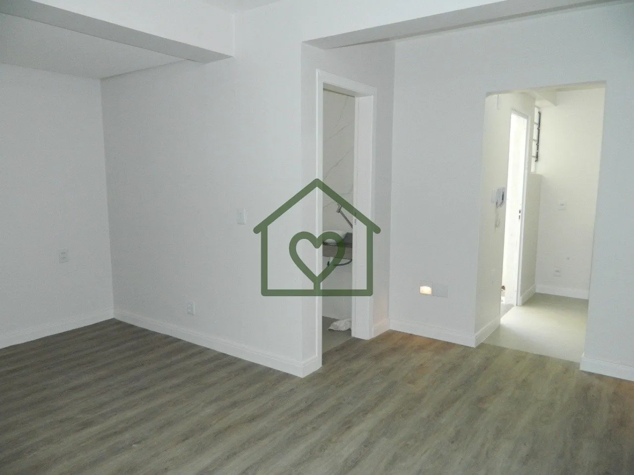 Lindo loft com pátio aberto, totalmente reformado e com ótima área externa. O imóvel conta com s...
