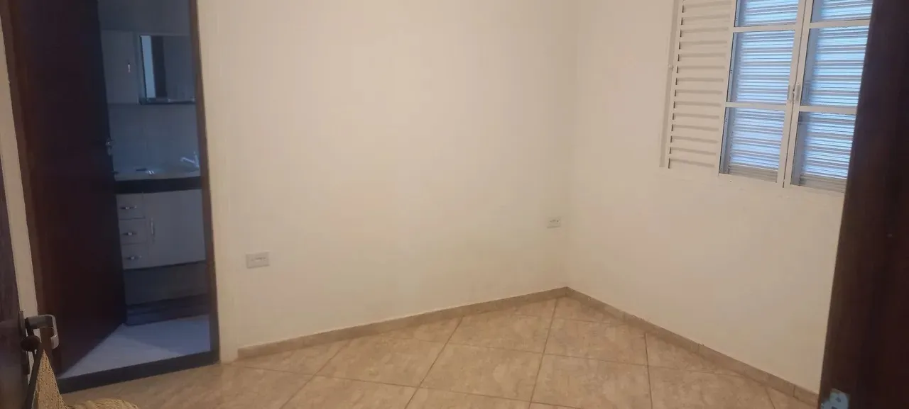 Imagem Chácara à venda no Centro de Piedade-SP: 2 quartos, 1 suíte, 1 sala, 2 banheiros, 2 vagas de garagem, 1.000 m² de área.