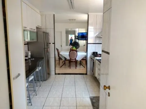 Imagem VENDA DE CASA NO CONDOMÍNIO ARUJÁ COUNTRY CLUB, EM ARUJÁ/SP, 200m² com 3 quartos, suíte, hidro, planejados, sala com lareira e 3 vagas. CONSULTE-NOS.