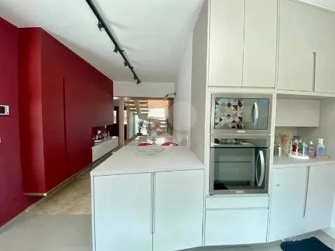 Imagem VENDA DE SOBRADO NO JARDIM VIRGINIA BIANCA, EM SÃO PAULO/SP, 293m² com 3 suítes, sala com lareira, churrasqueira, piscina e 06 vagas. CONSULTE-NOS.