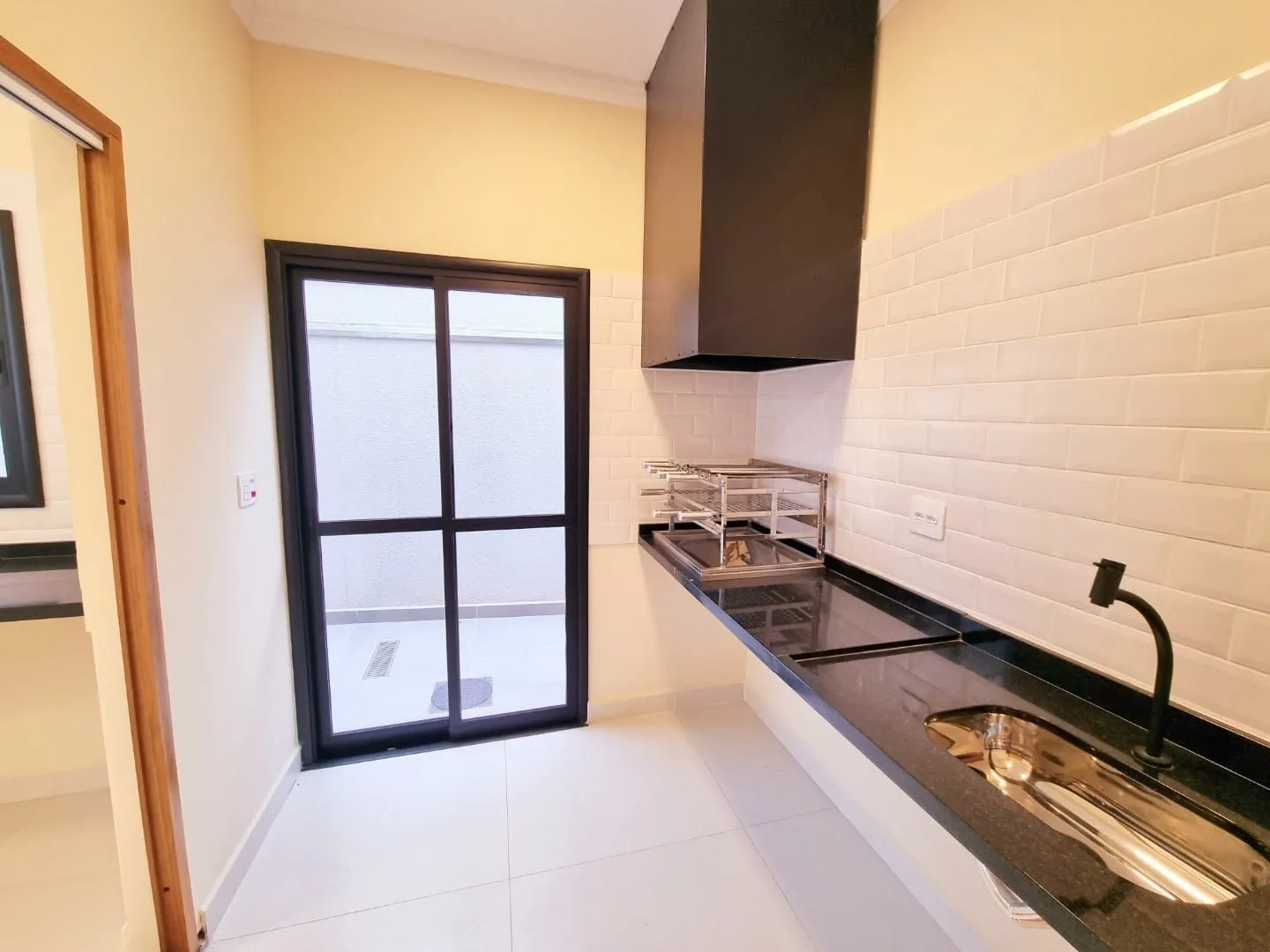 Imagem Exclusiva Casa Moderna no Condomínio Vila Romana: Ambientes Integrados, Área Gourmet, Suíte Ampla e Detalhes em LED para Conforto e Sofisticação