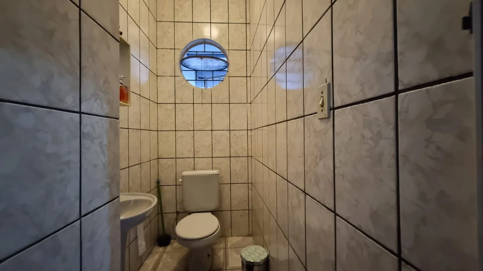 Imagem Casa Residencial de 2 pisos com 3 dormitórios , 2 banheiros + 1anexo com 2 aptos JKs , construído nos fundos do terreno no bairro Cidade Baixa/Azenha em Porto Alegre/RS.