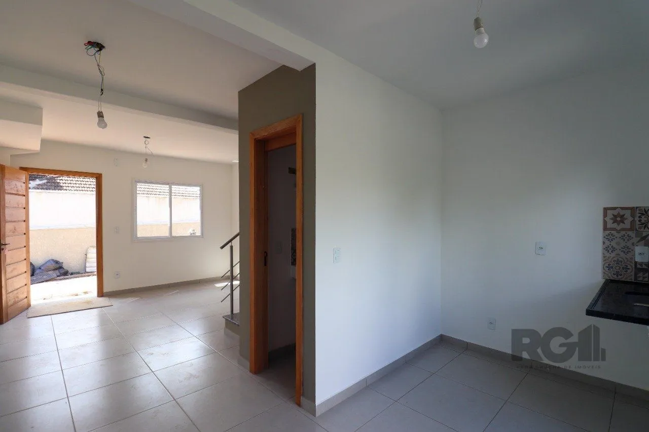 Imagem CASA ESTILO SOBRADO COM 2 QUARTOS E PÁTIO, À VENDA NO BAIRRO VILA NOVA, EM PORTO ALEGRE/RS