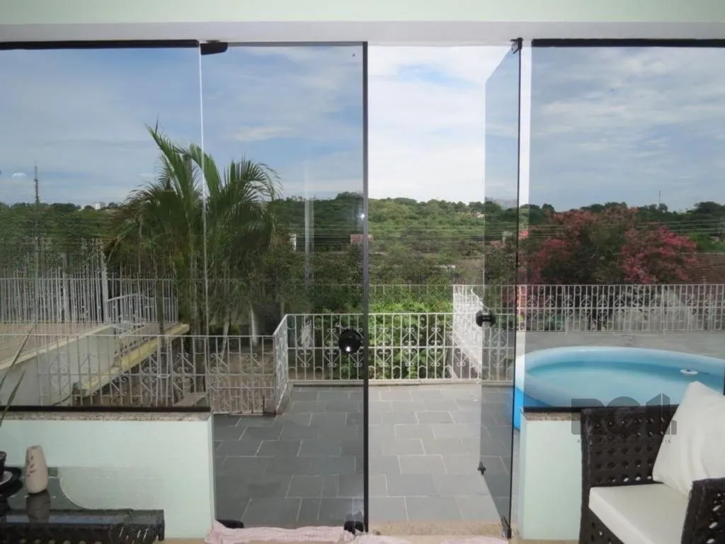 Imagem Casa com 167m², 4 dormitórios, 2 suítes, 2 vagas no bairro Santa Tereza