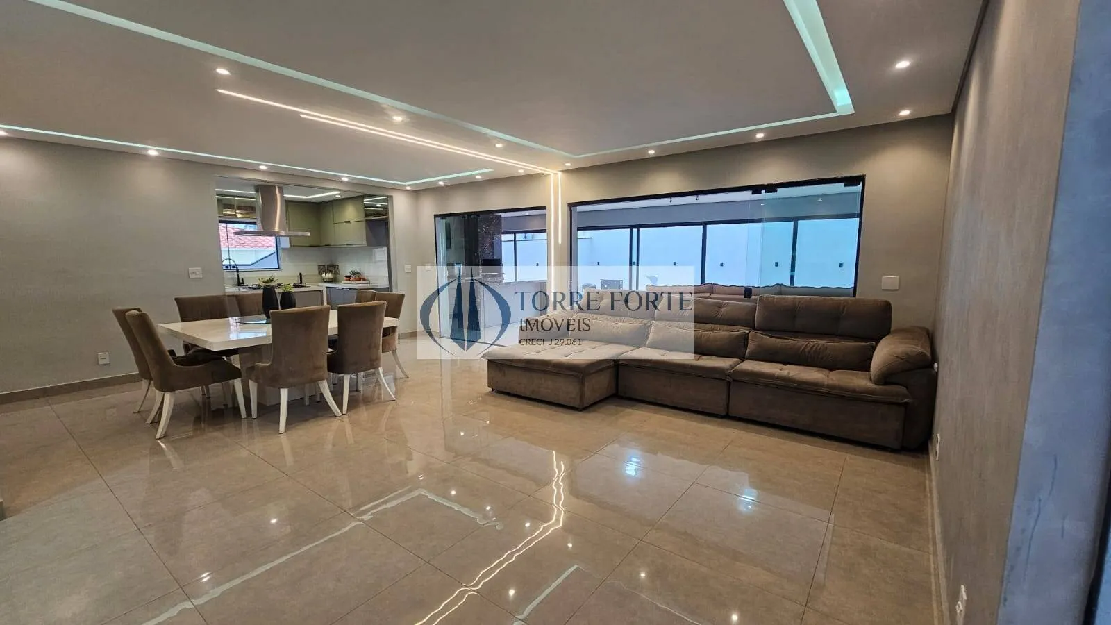 Imagem Ótima casa 396 m², 3 dormitórios sendo 1 suíte, 5 banheiros, em S.C do Sul