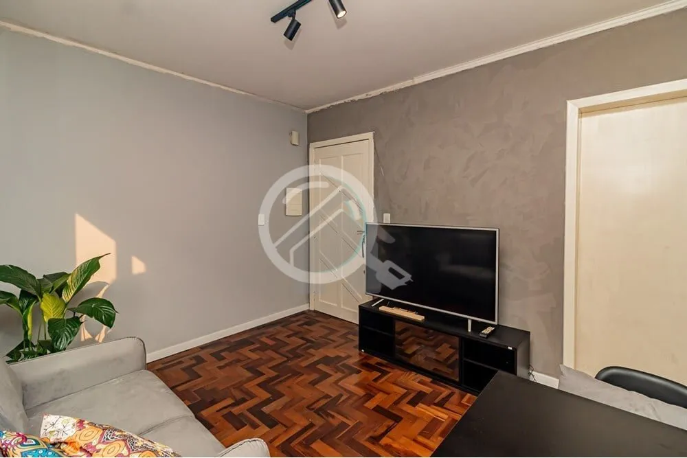 Imagem Descubra este encantador apartamento de 41m². Com dois dormitórios e piso de parquet, o imóvel of...