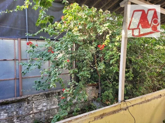 Imagem No bairro Bom Fim, prédio de 2 andares com pátio