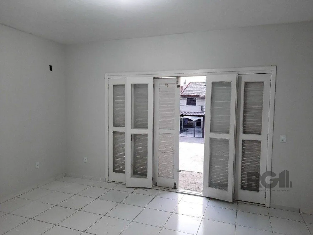 Imagem Oportunidade Imperdível: Prédio com 4 Apartamentos, Pátio e 2 Vagas de Garagem