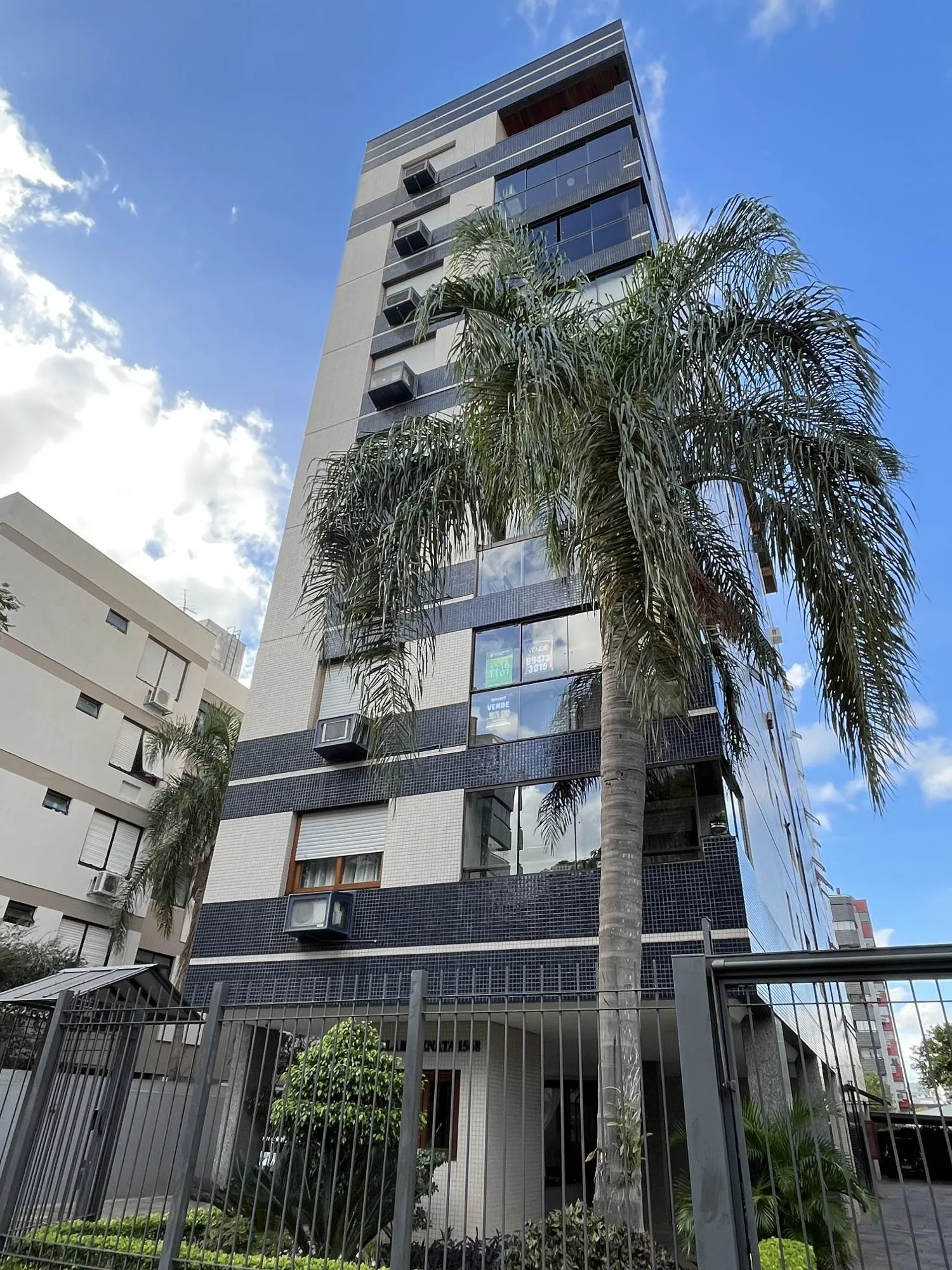 Imagem Apartamento de 3 quartos, suíte e 2 vagas de garagem no bairro Santana em POA