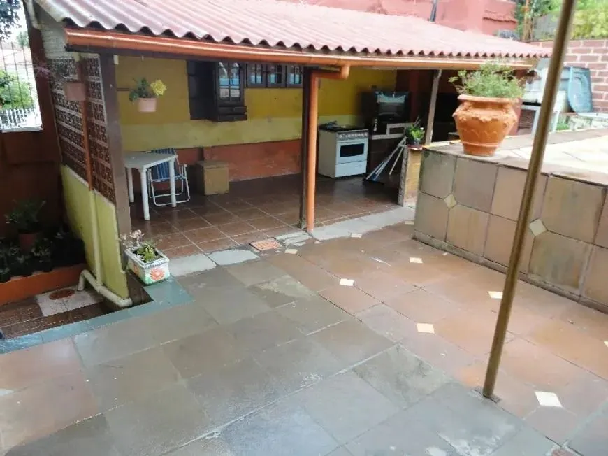 Imagem Casa com três dormitórios, suíte, piscina e 3 vagas.
