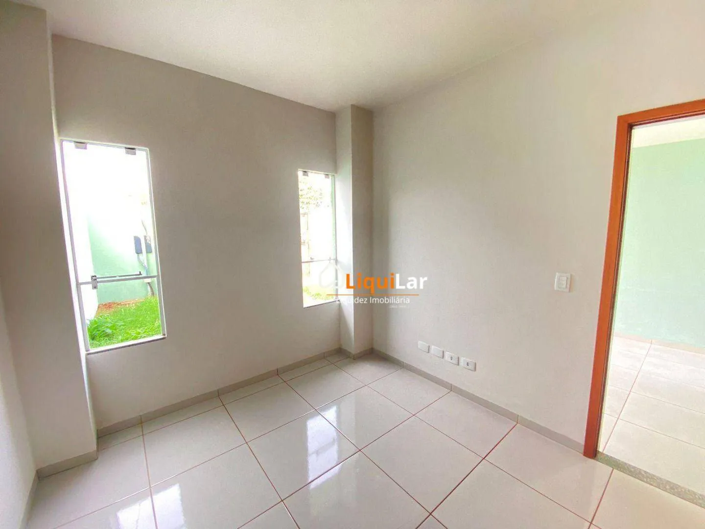 Imagem Casa Usada à Venda no Asfalto com 2 Quartos, Varanda, Amplo Quintal e Possibilidade de Minha Casa Minha Vida