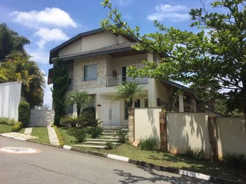 Imagem VENDA SOBRADO CONDOMÍNIO ARUJÁZINHO 5, Excelente imóvel, com A/T 634m² A/C 587m² distribuídos em 04 suítes sendo 01 máster com hidro. CONSULTE-NOS.