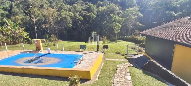 Chácara com 4 Quartos, 2 Banheiros, Área para Churrasco Grande, Piscina, Lago com Peixes, Estacionamento para 25 carros, Córrego nos fundos, espaço para fazer campo, no Rio Grande da Serra-SP