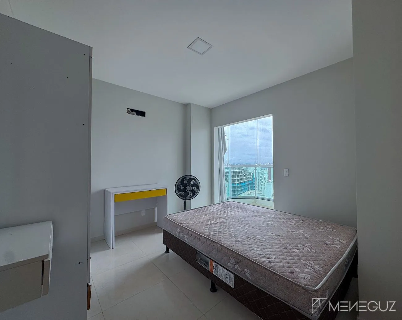 Imagem Apartamento mobiliado de 3 quartos na Avenida Praiana - andar alto, vista para as montanhas e vista discreta para o mar!