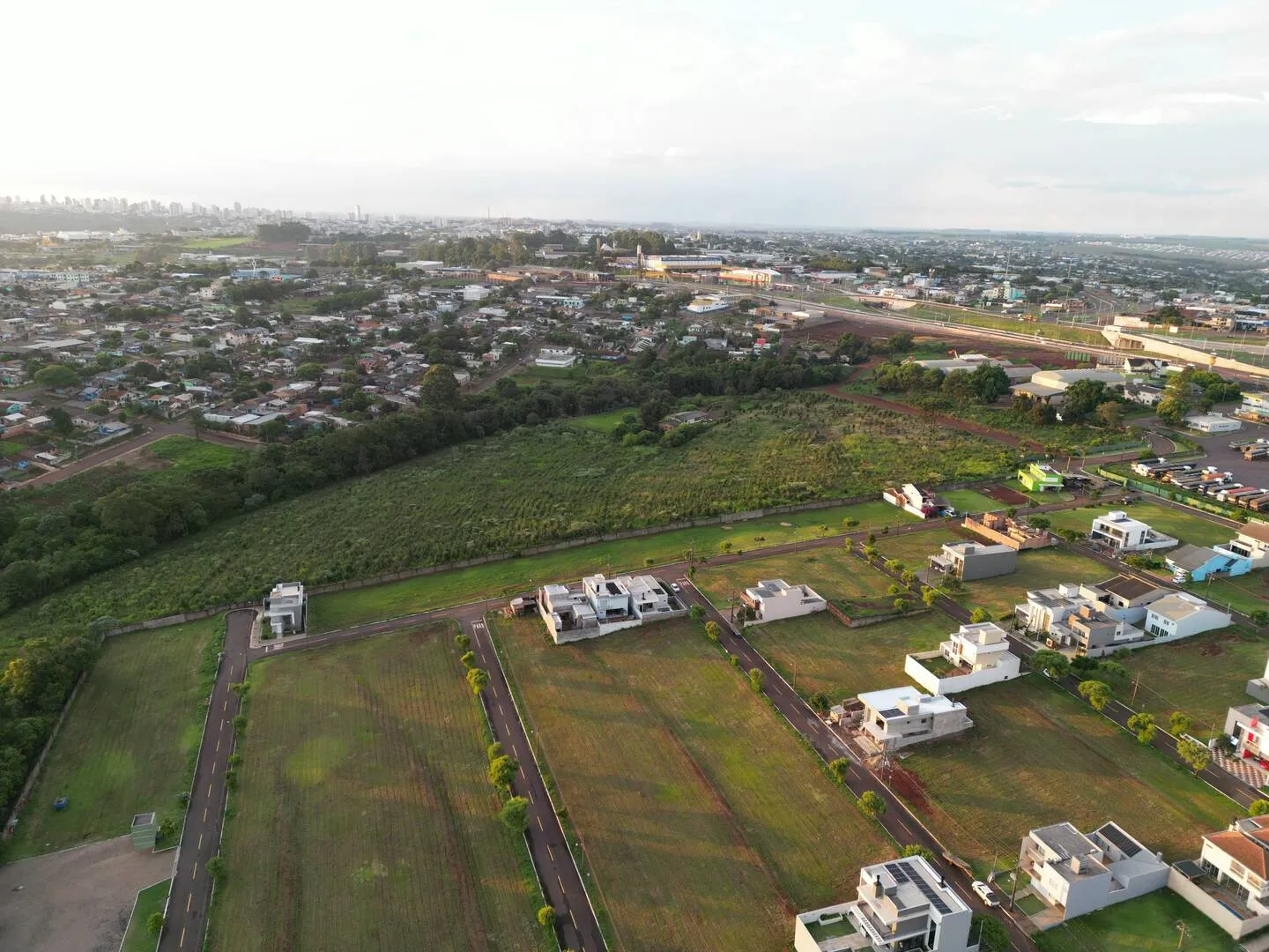 Imagem Terreno à venda em Condomínio, Bairro Cascavel Velho em Cascavel: Churrasqueira, Playground, Portaria 24h - Venda