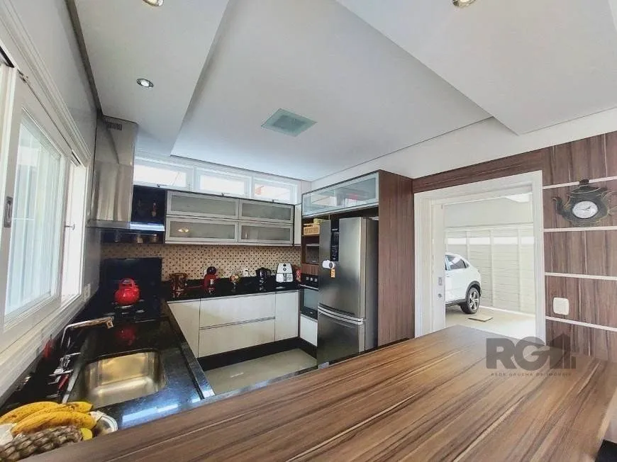 Imagem Excelente casa de 250m² com 3 dormitórios no bairro Sarandi.