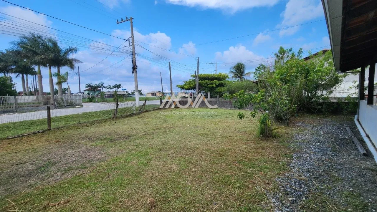 Imagem Casa localizada na Vila da Glória, em terreno de esquina, a aproximadamente 150 metros da praia.

S...