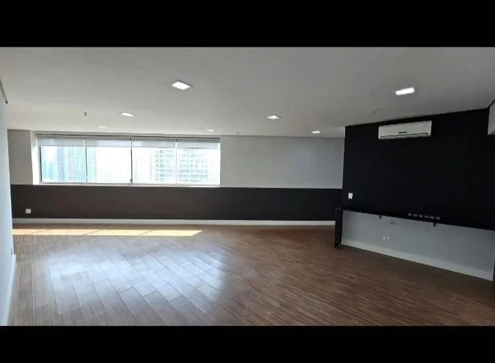 Imagem Conjunto de Salas Comerciais com Vista Panorâmica em Alphaville - 160m², 5 Banheiros e 3 Vagas Cobertas