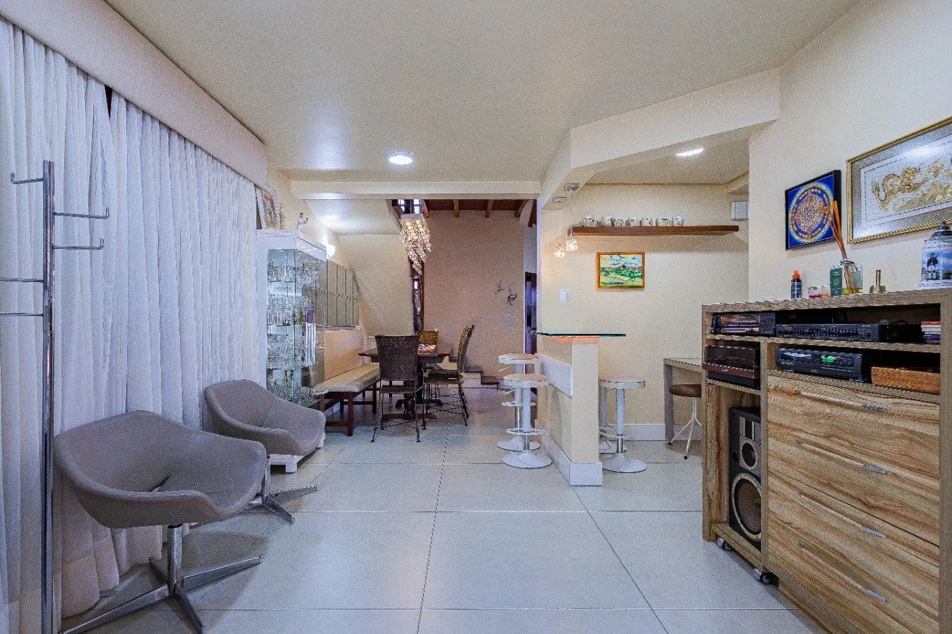 Imagem Casa de 4 dormitórios e 208m² à venda no Bairro Jardim Botânico, Porto Alegre.