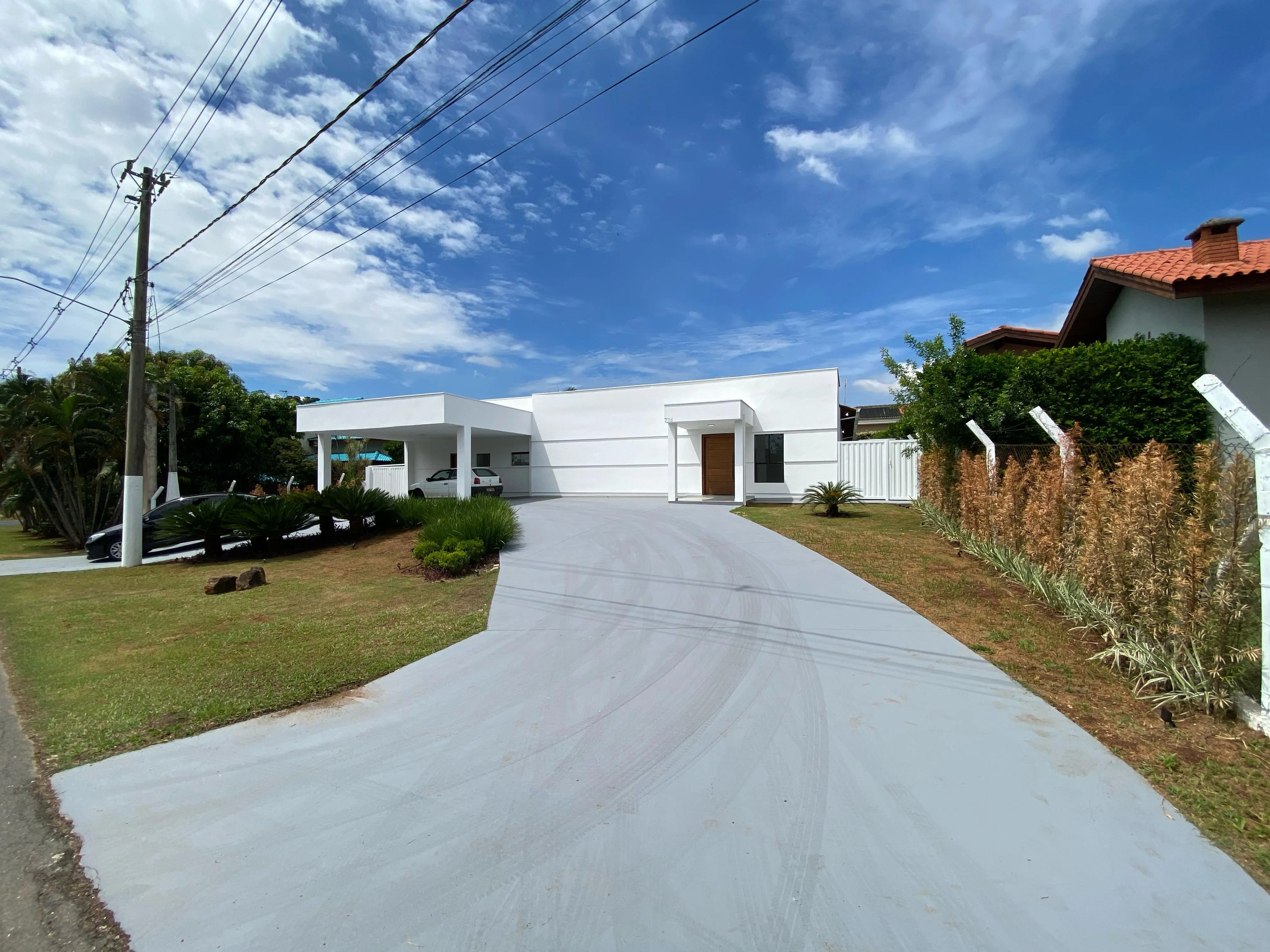 Imagem Casa no Condomínio Portal do Sabiá - 380m² de Área Construída, 3 Suítes e Piscina
