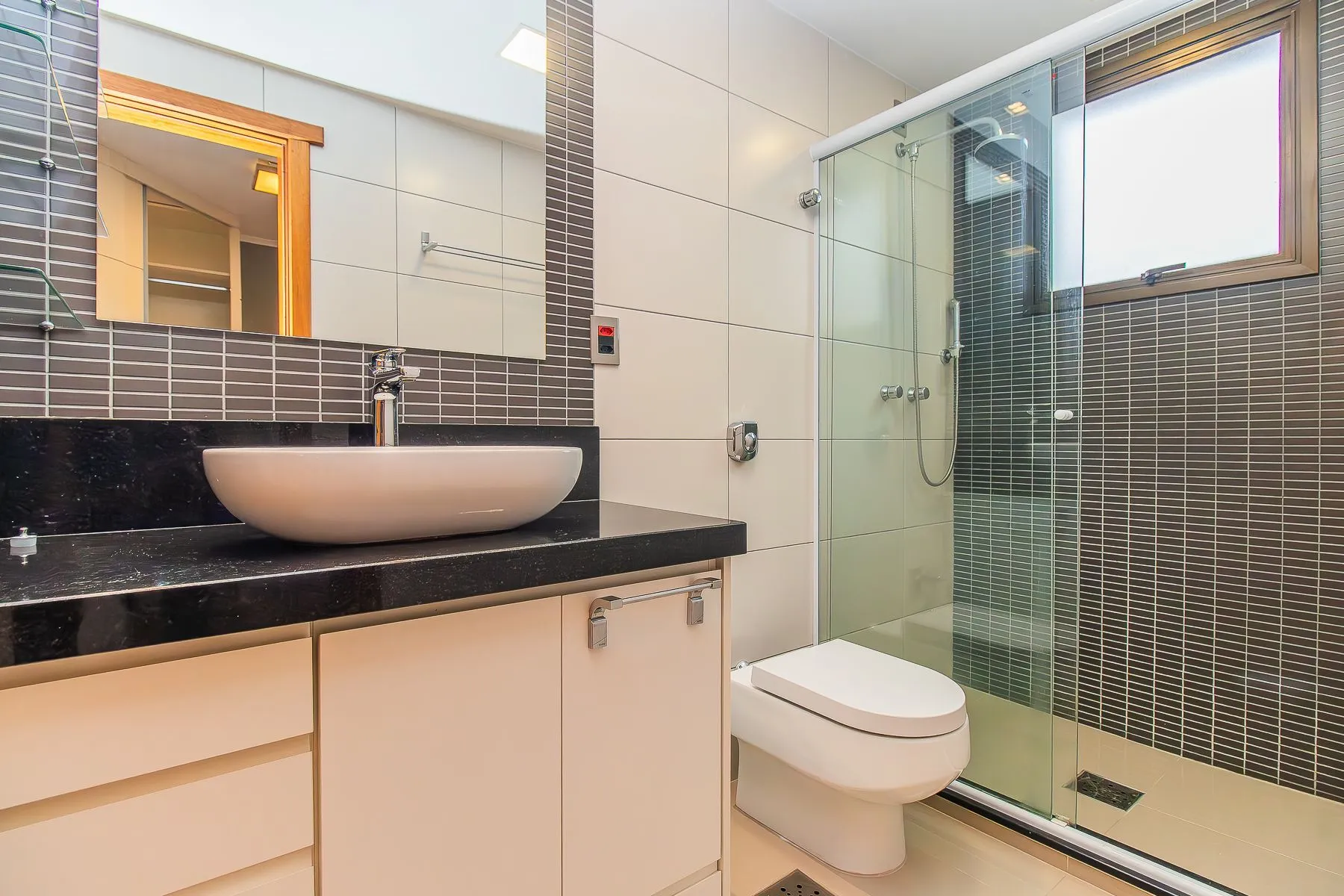 Imagem Apartamento semi mobiliado, impecável, com 126m² privativo.