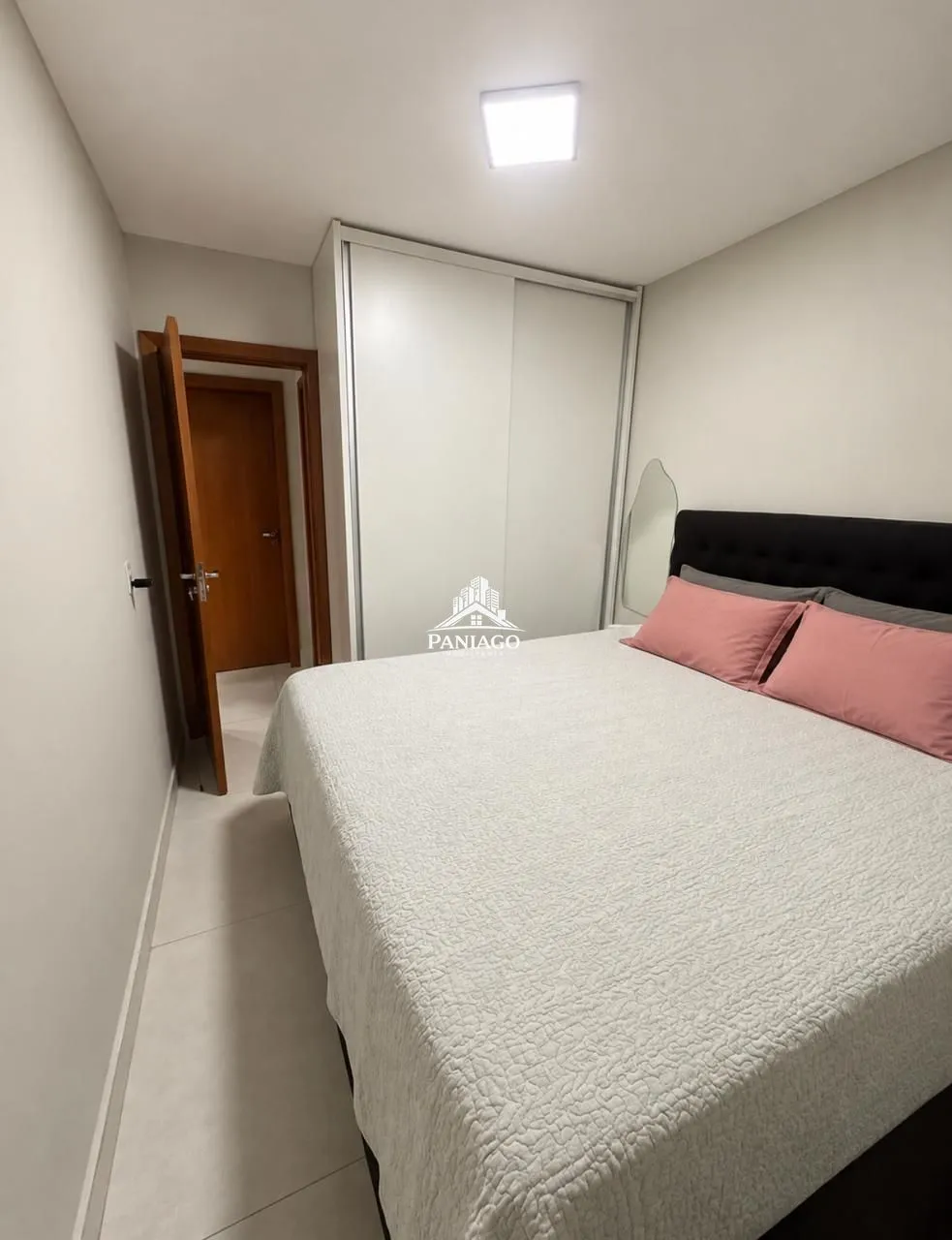 Imagem Casa Reformada com 4 Quartos à Venda no Condomínio Esmeralda
