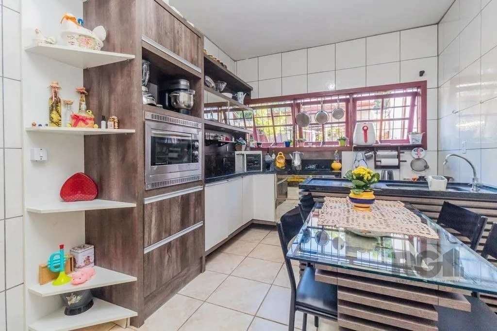 Imagem Sobrado de 215m² - 4 dormitórios, 5 vagas no bairro Passo das Pedras