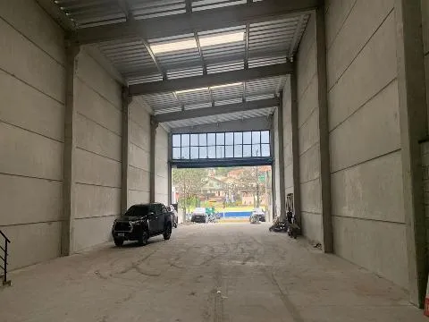 Imagem LOCAÇÃO DE GALPÃO COMERCIAL NO CENTRO DE ARUJÁ/SP, 700m² com mezanino, 5 banheiros sendo 1 acessível, 5 vagas e energia trifásica. CONSULTE-NOS.