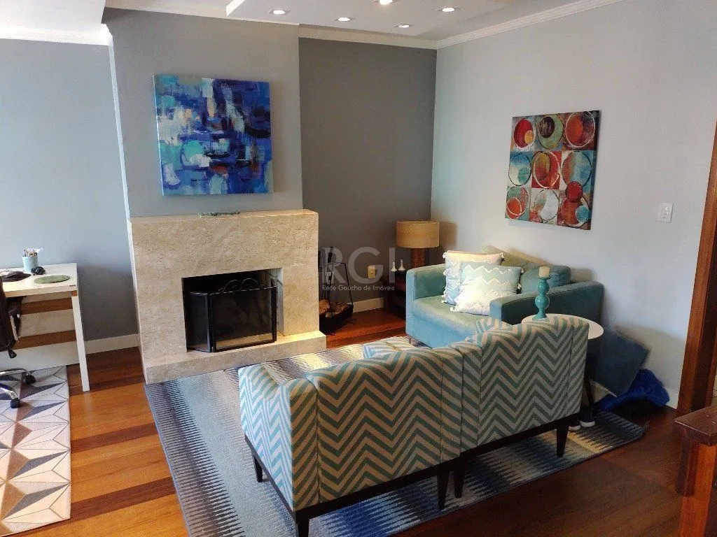 Imagem Excelente casa com 03 suíte, espaço gourmet com churrasqueira, living com lareira, pátio com piscina e garagem para 02 carros no bairro Espírito Santo