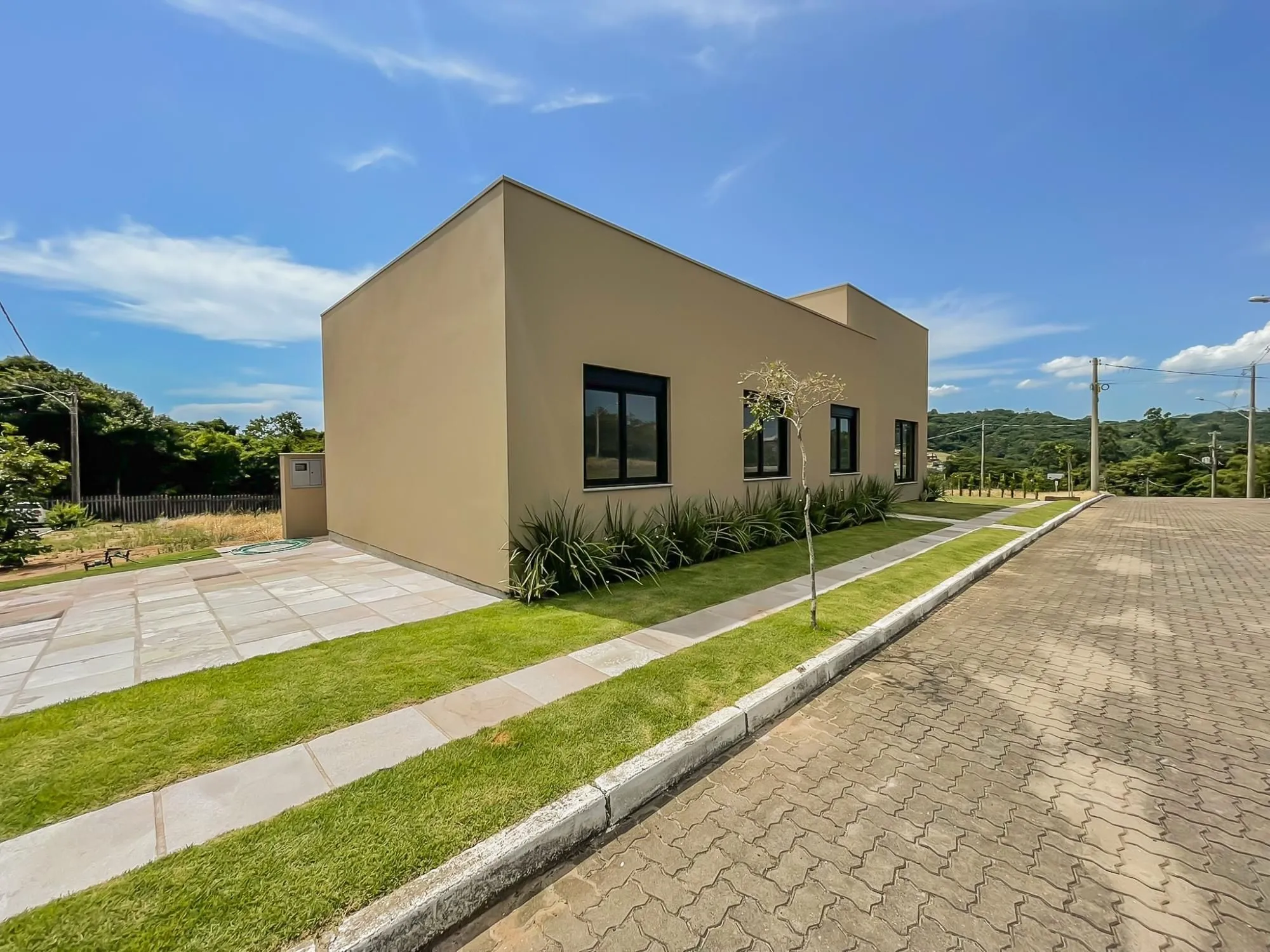 Imagem Casa térrea com 100m² privativo, em condomínio fechado na Estrada Jorge Pereira Nunes