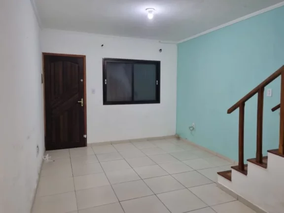 Imagem Sobrado individual à venda no Maracanã em Praia Grande-SP, com 2 dormitórios sendo suítes, sala ampla, cozinha com armários planejados, 1 lavabo, banheiro com box e gabinete, lavanderia, churrasqueira, vaga de garagem, portão em alumínio, a 150 metros da 