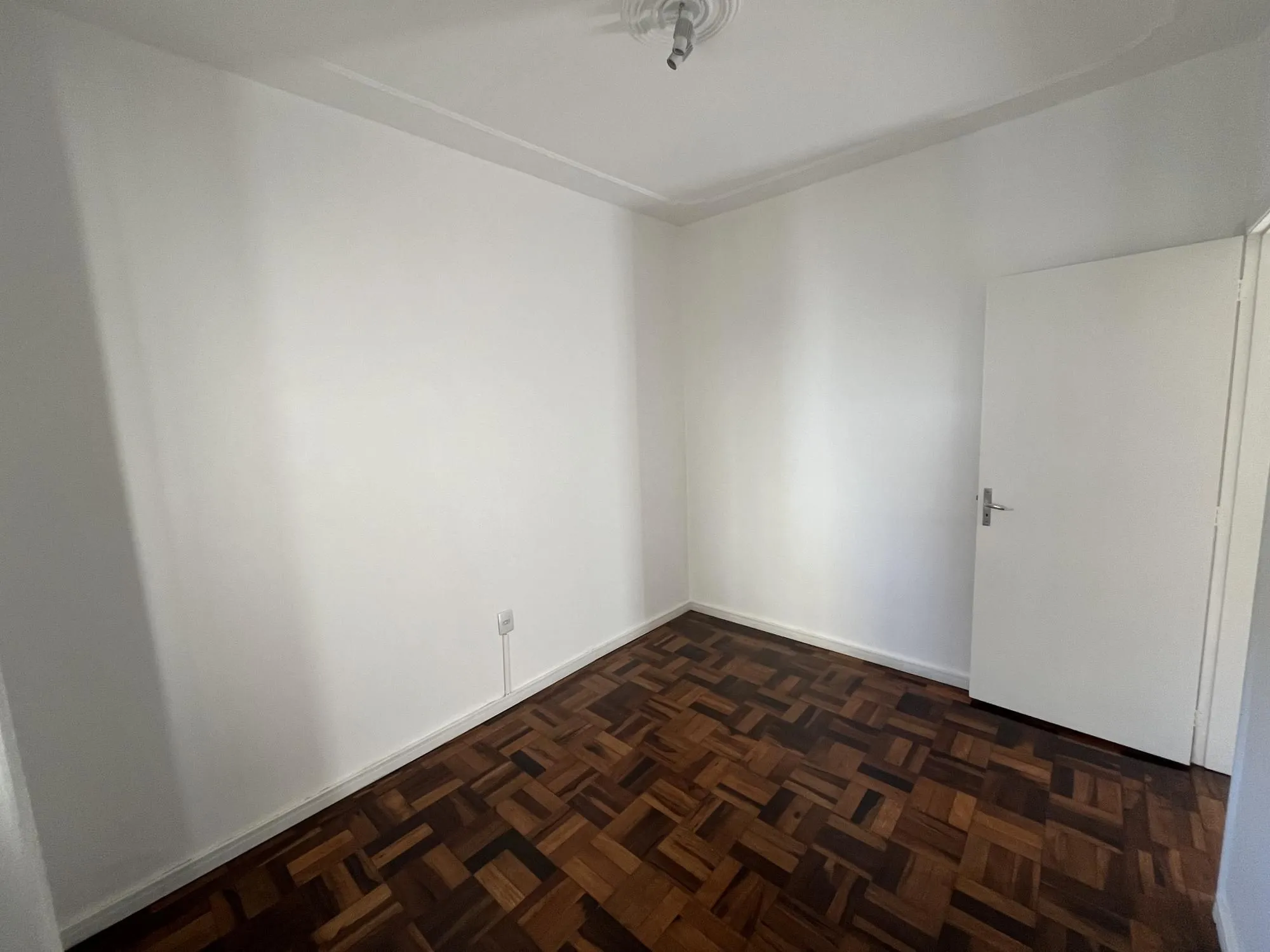 Imagem Reformado! Apartamento de 2 quartos no centro de Porto Alegre