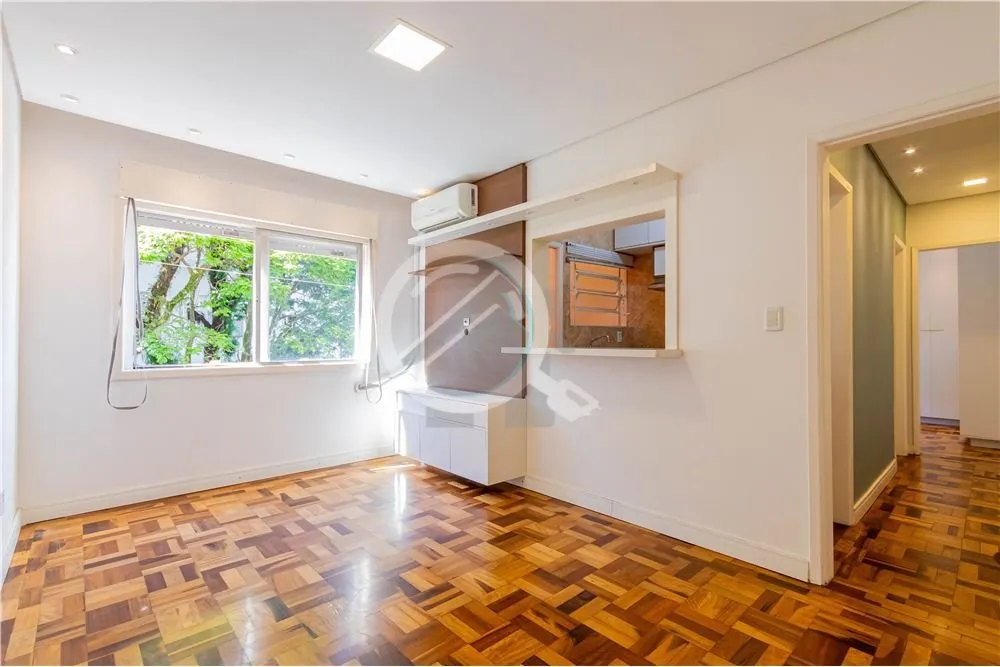 Encante-se com este Apartamento Ensolarado de 1 Dormitório no Menino Deus. Seja bem-vindo a este en...