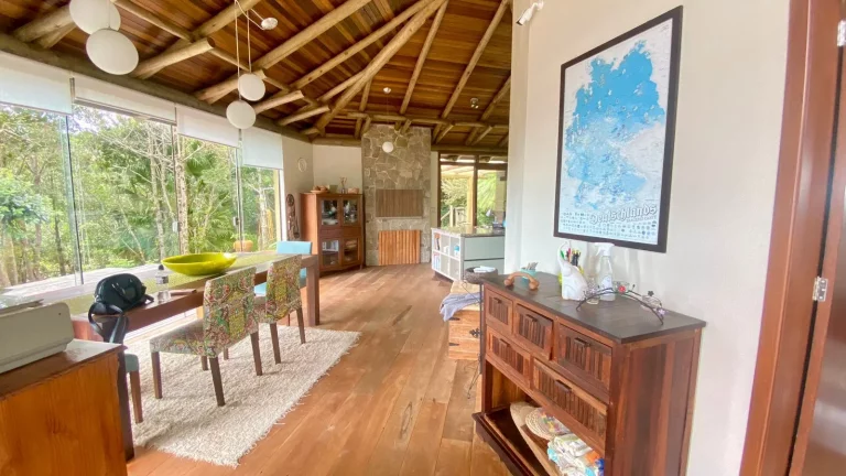 Imagem Imóvel de Luxo na Praia da Silveira: Casa com 3 Quartos, 1 Suíte e Garagem em Garopaba-SC!