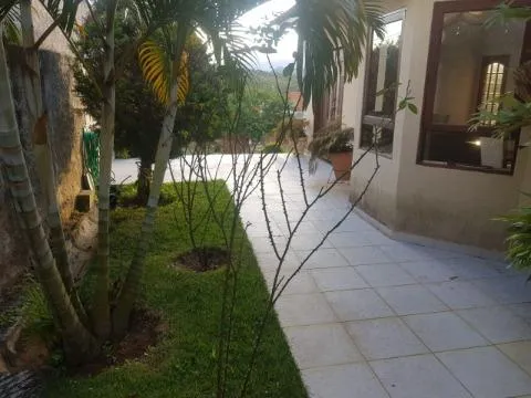 Imagem VENDA DE CASA CONDOMÍNIO IBIRAPITANGA A/T 800m² A/C 350m³ com 4 dormitórios sendo 2 suítes, lavabo, sala 3 ambientes, cozinha americana, piscina, chur