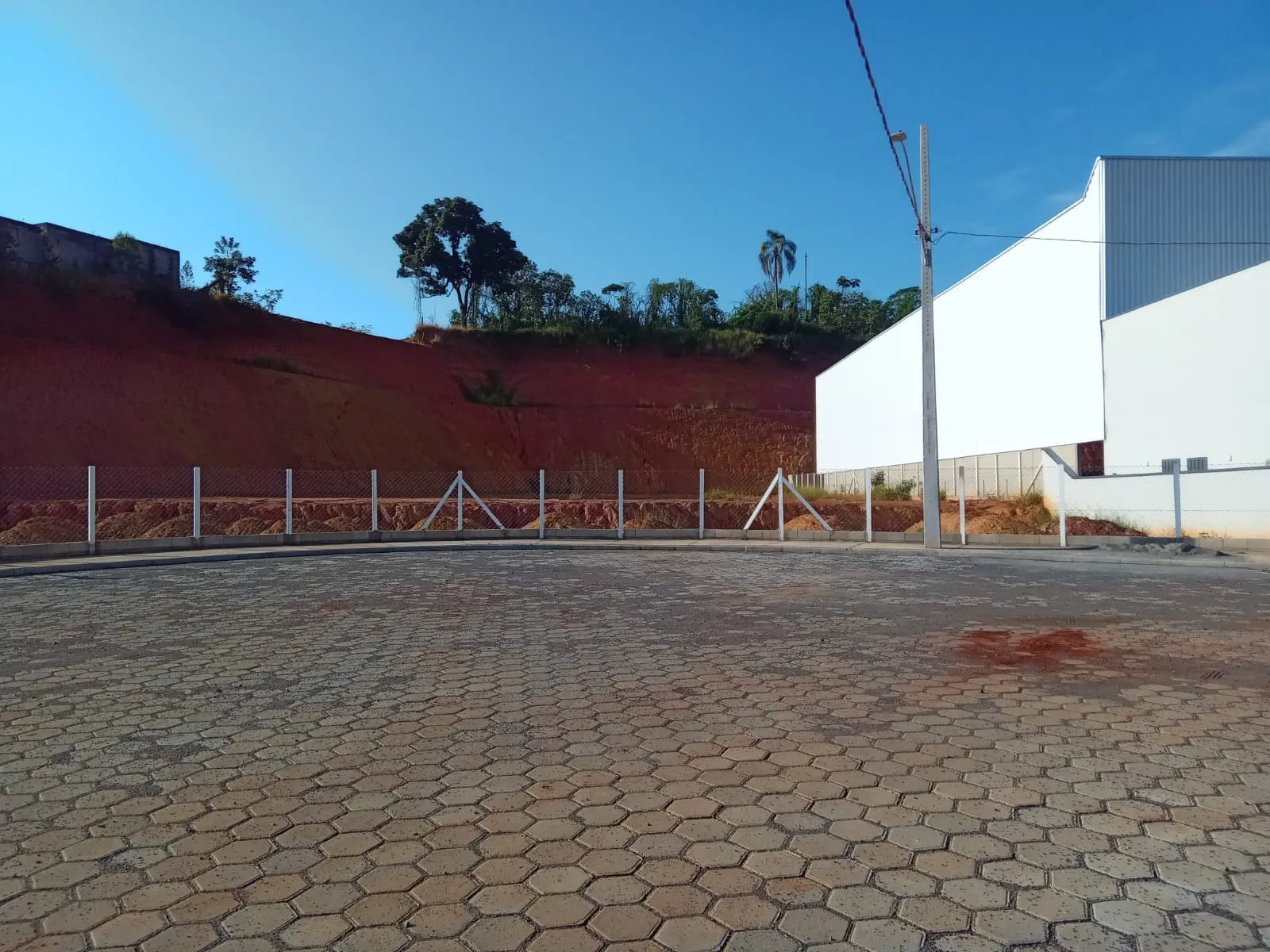 Imagem Galpão Comercial para Venda ou Locação em Cambuí-MG, Bairro Água Comprida: 1 Sala, 2 Banheiros, 5 Vagas de Garagem, 3.600m² de Área.