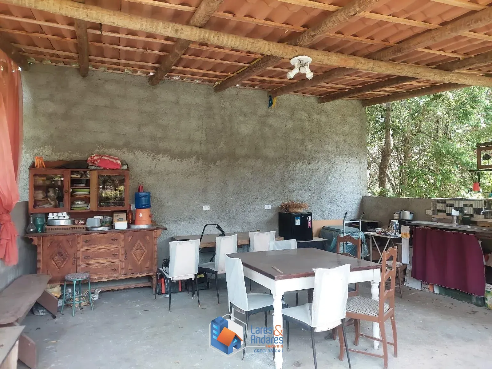 Imagem CASA RÚSTICA EM CONDOMÍNIO, 243 M² DE ÁREA ÚTIL, ÁREA TOTAL DE 1.801 M², 2 SUÍTES, 3 SALAS, 3 VAGAS E PORTARIA 24 HORAS - COTIA - SP